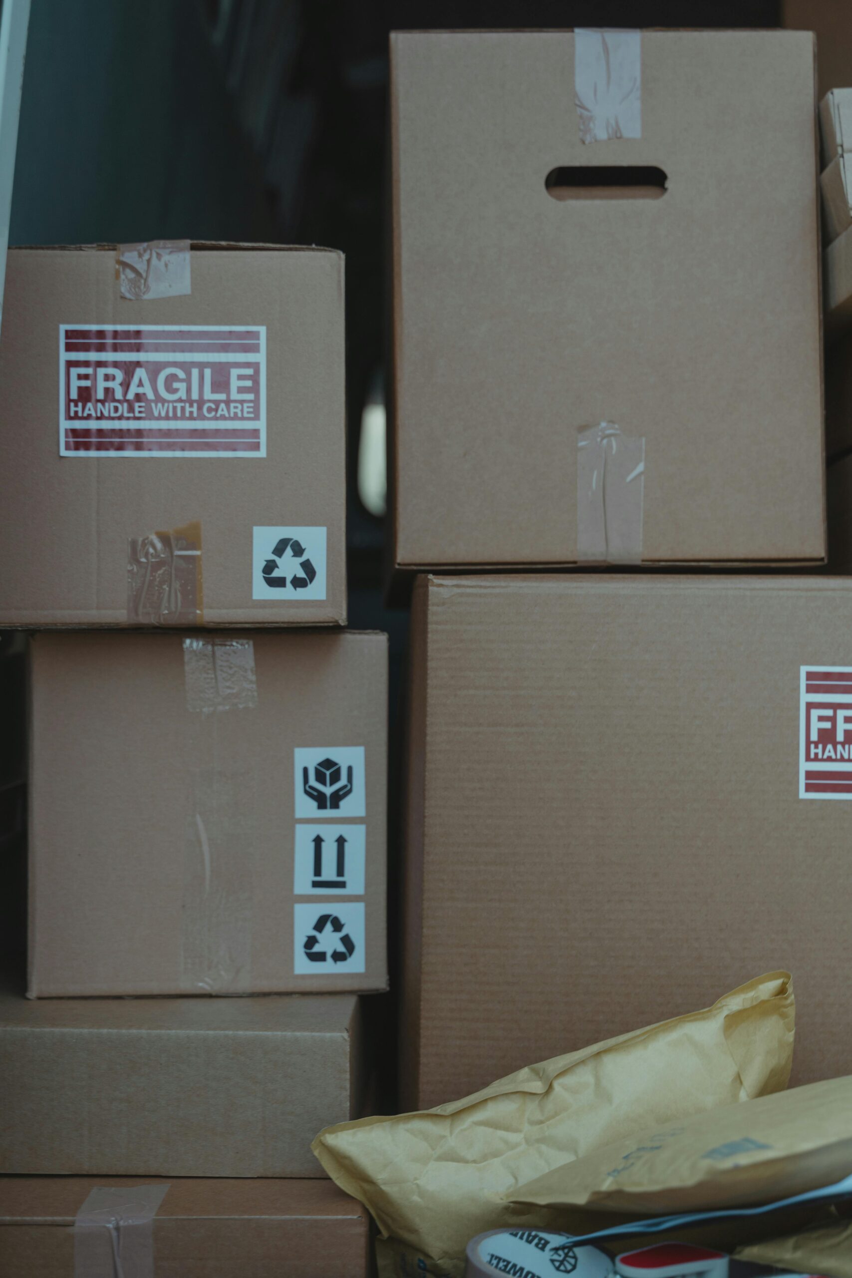 Flyttkartonger lastad i en lastbil - trygg transport med FlyttRent